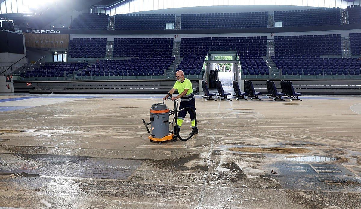 El Palacio de los Deportes de Oviedo, anegado por la tormenta: la pista del Alimerka queda fuera de uso