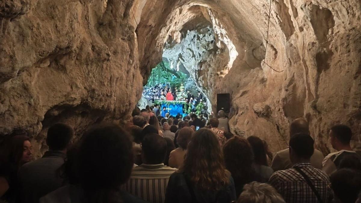 Sariego se viste de fiesta: cuatro días de tradición, música y deporte en el corazón de la cueva de San Pedrín