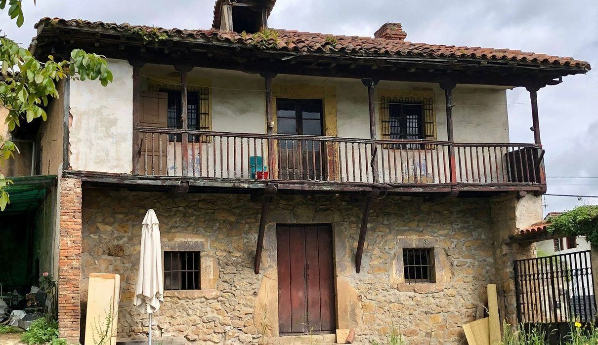 Capturado en plena calle con una pistola cargada tras robar joyas y armas por más de 74.000 euros en una casa de la zona rura