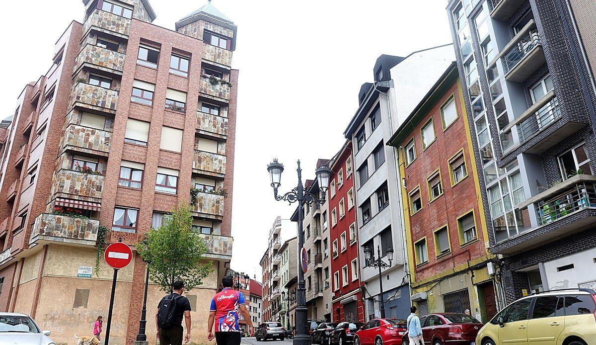 Dos detenidos en Pumarín tras un disparo que atravesó la ventana de una vecina de Oviedo y llegó al piso de enfrente