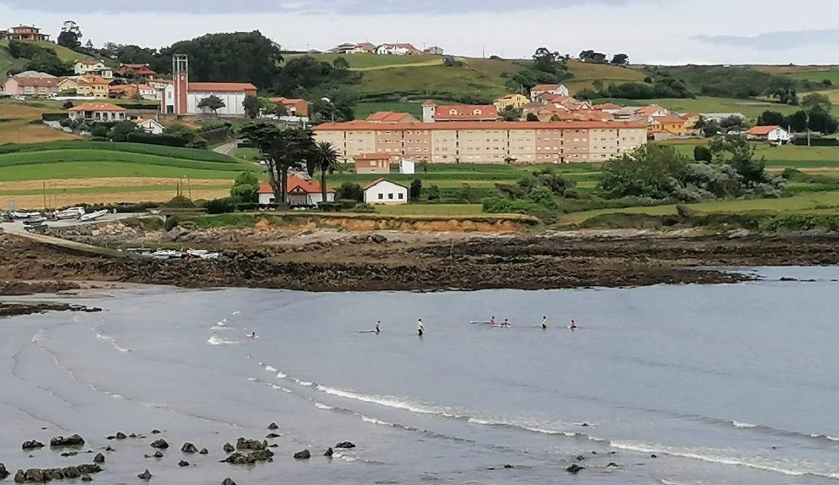 La playa de Bañugues cierra por contaminación bacteriana y enciende el debate político en Asturias