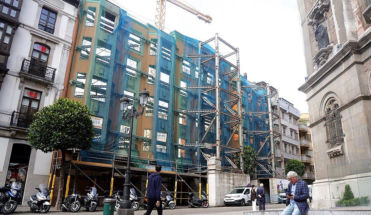 Una gran grúa anuncia el renacimiento del futuro Zara más grande de Oviedo en Melquiades Álvarez