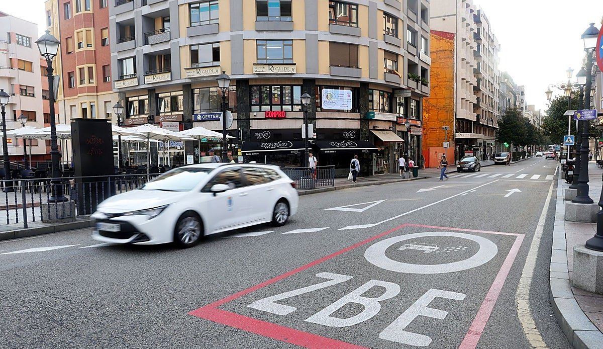 Oviedo recauda 2,75 millones en multas de tráfico en el primer semestre de 2026, menos que el año pasado pese a la nueva Zona