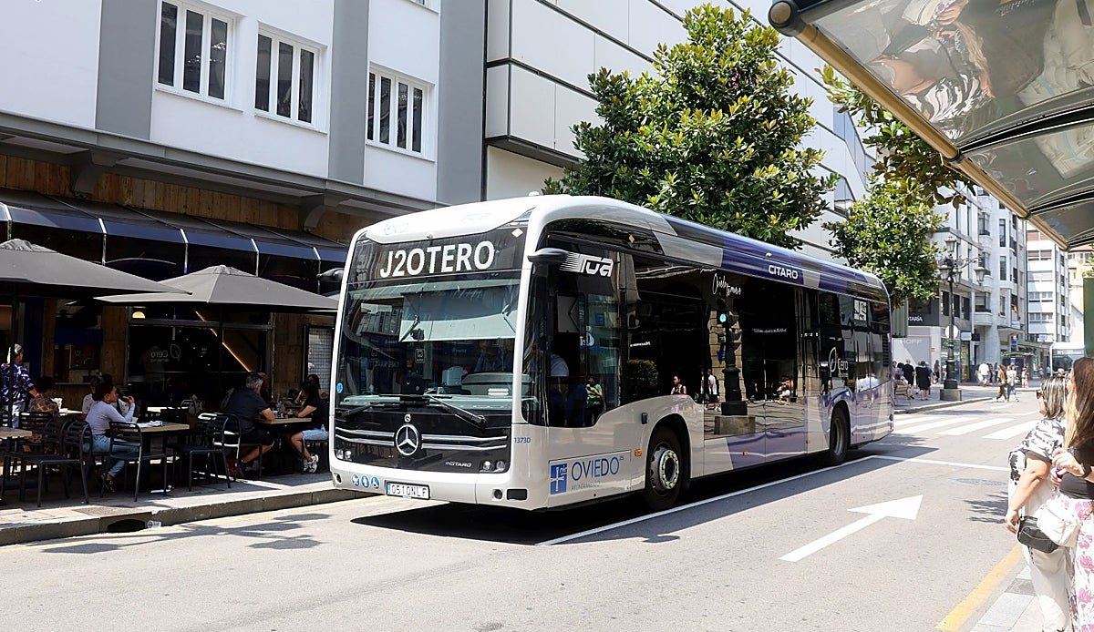 El Ayuntamiento de Oviedo recorta medio millón de euros al transporte público para costear publicidad y fiestas