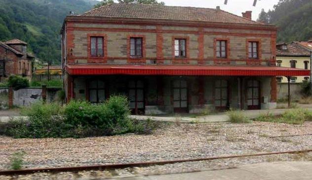 Un testigo evita una agresión de violencia de género junto a la estación de Renfe de Mieres