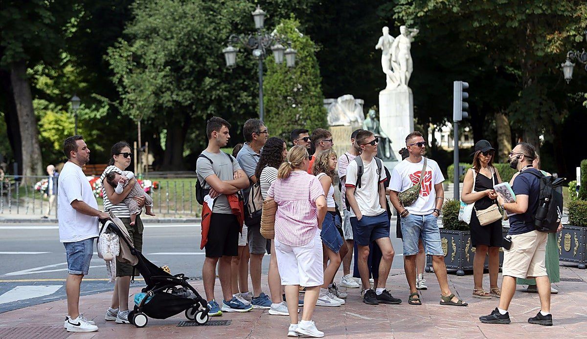 Oviedo recibe su verano más animado en años pero los guías turísticos alertan del caos de los free tours