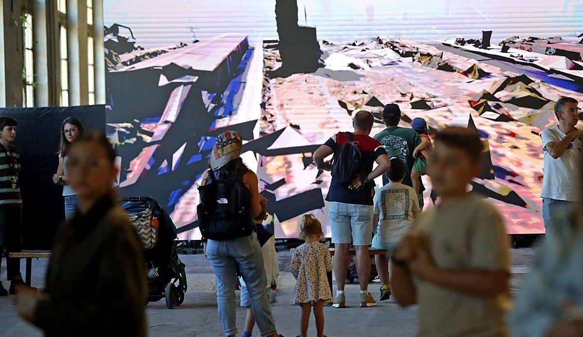 La fábrica de armas de La Vega se llena de futuro: el festival LINK conquista Oviedo con arte y realidad virtual