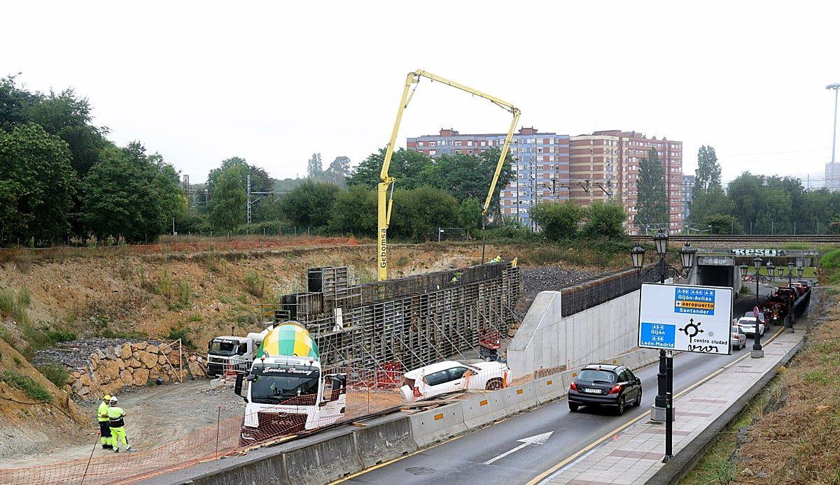El hormigón avanza bajo las vías del tren para abrir Ciudad Naranco a la autovía