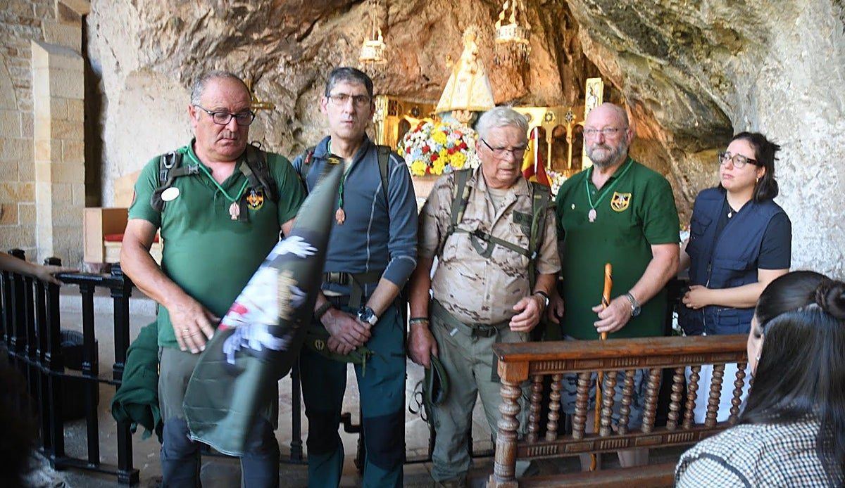 Los veteranos Boinas Verdes de Oviedo culminan su peregrinación a Covadonga tras meses de marcha