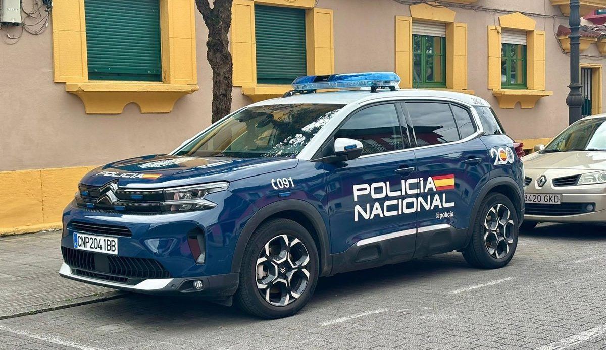 Una familia entera acaba detenida tras asaltar a un hombre con navajas y palos en un bar de Langreo