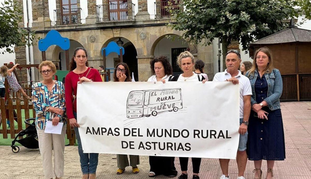 Familias de Tapia de Casariego denuncian que sus hijos se quedarán sin transporte escolar al inicio del curso