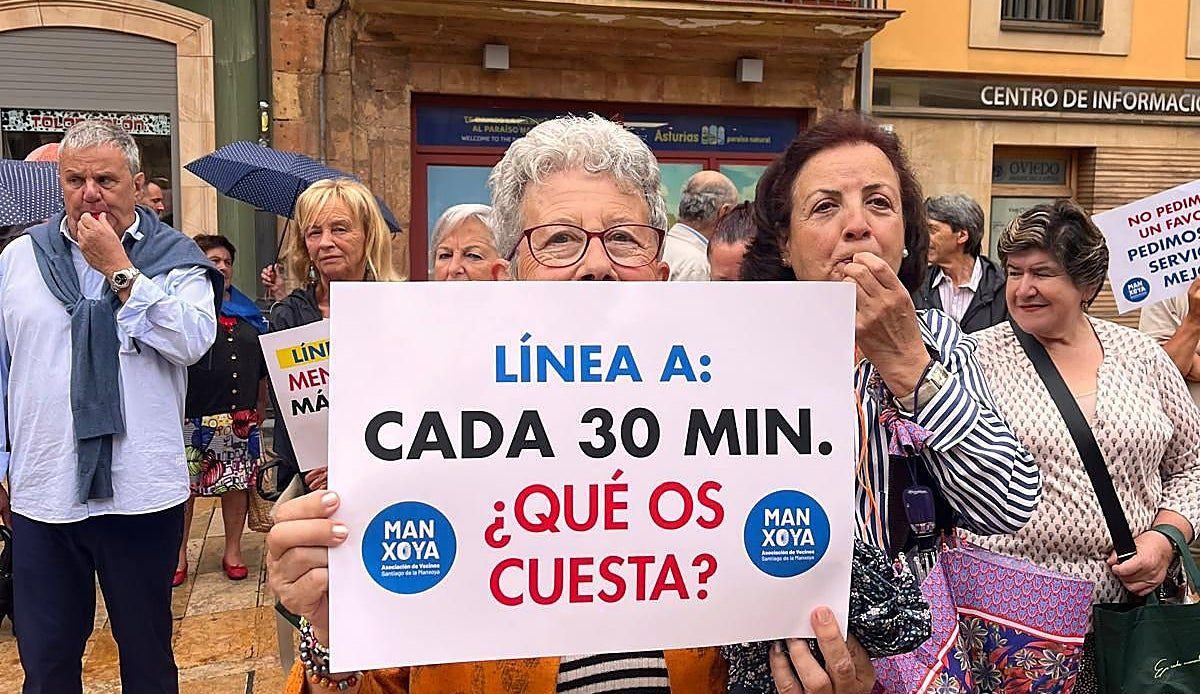 Vecinos de La Manjoya salen a la calle para exigir autobuses más frecuentes: "Una hora de espera no es servicio público"