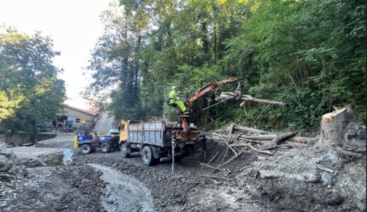 La CHC invierte 50.000 euros para limpiar los cauces de Cangas del Narcea tras las devastadoras lluvias de julio