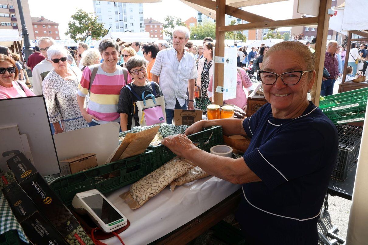 El mercadillo de La Corredoria lucha por no quedarse a medias: solo la mitad de los puestos abre cada sábado