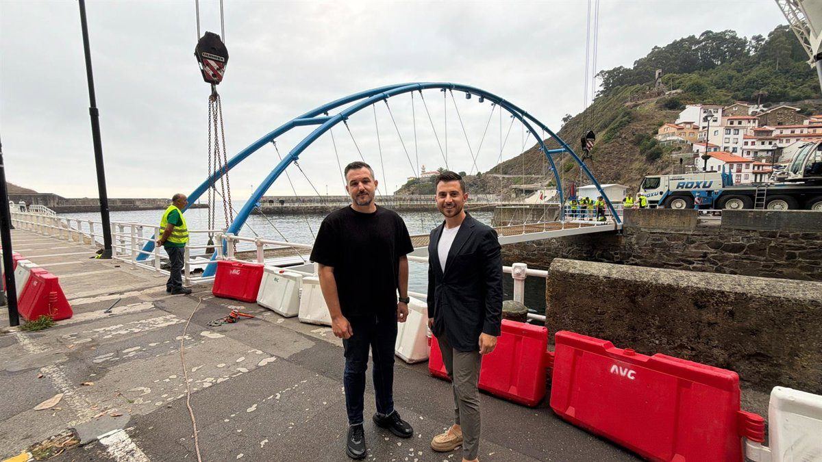 Cudillero recupera su pasarela del puerto tras una renovación de 425.000 euros que la deja como nueva