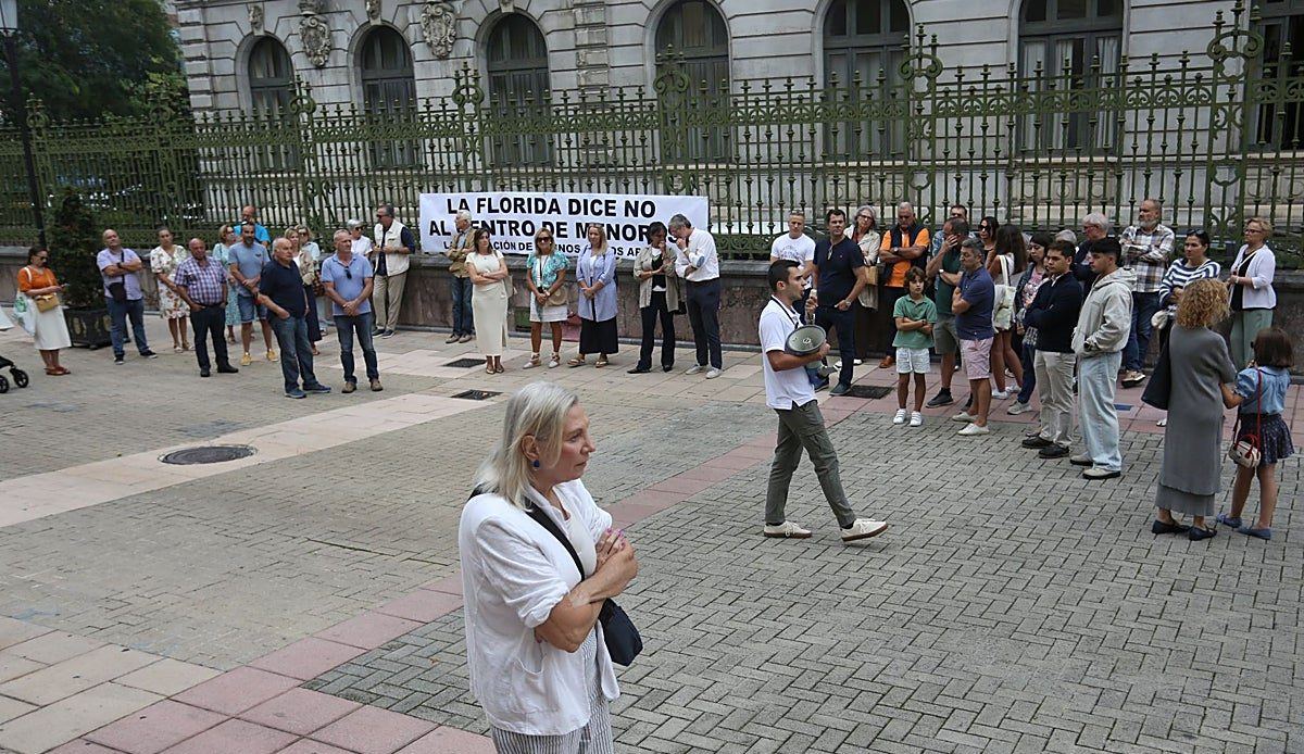 La Florida no cede: los vecinos de Oviedo llevan su batalla contra el centro de menores hasta las puertas del Principado