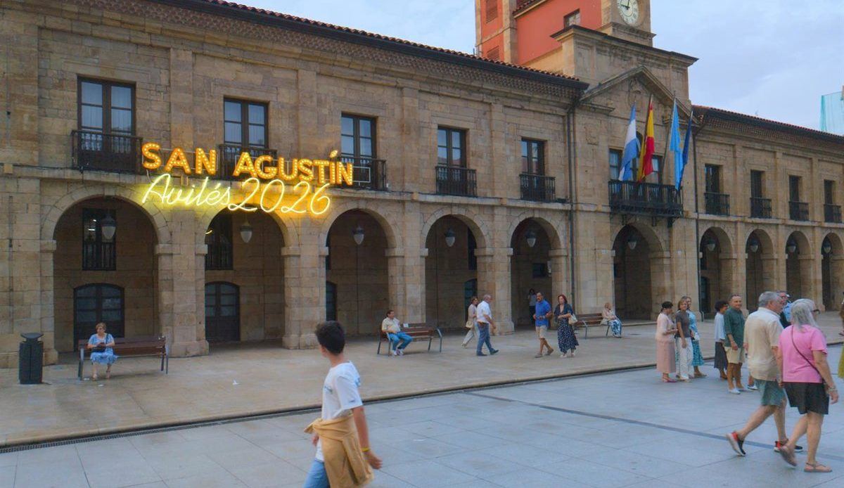 Avilés se despide de San Agustín con 21 minutos de pirotecnia inspirada en la naturaleza sobre la ría