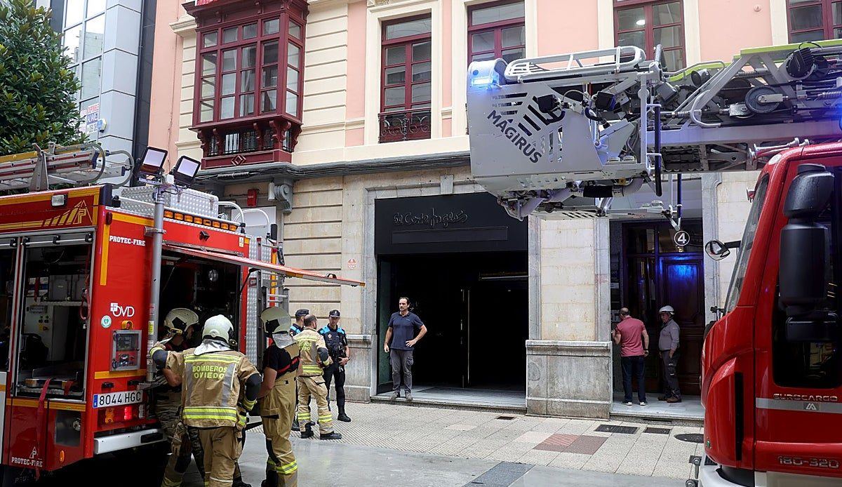 Un cortocircuito en un transformador desata un incendio en la calle Caveda y moviliza a los bomberos de Oviedo