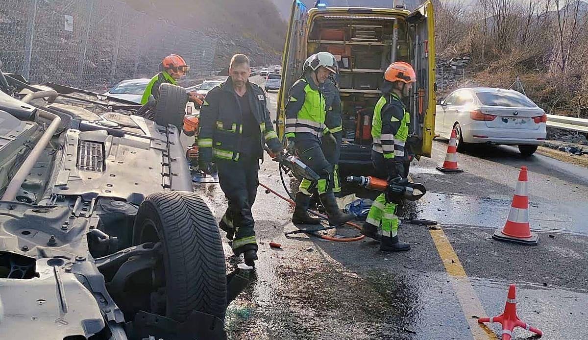 Un muerto y catorce heridos en un fin de semana negro para las carreteras asturianas