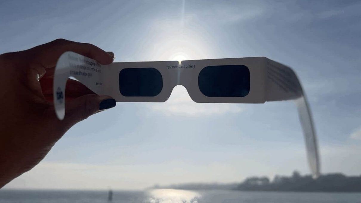 Oviedo reparte gratis gafas homologadas para ver el eclipse solar del 12 de agosto con total seguridad