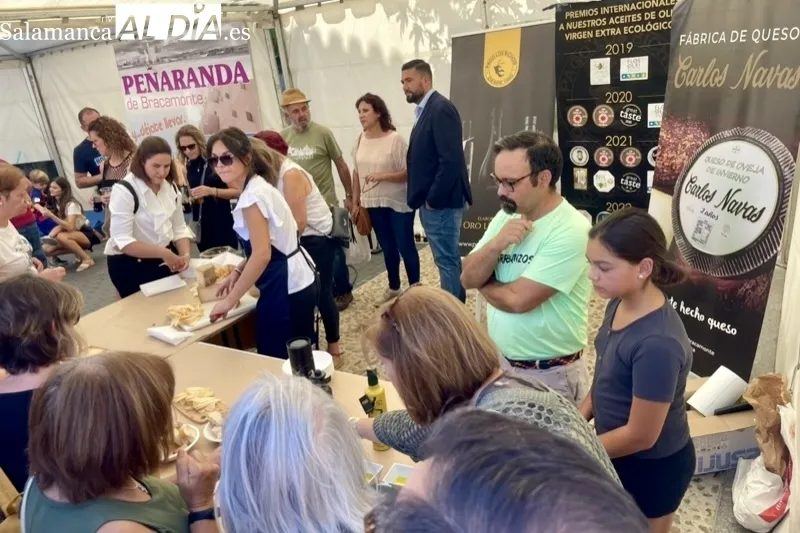 El Campo de Peñaranda vive su mejor tarde de verano con artesanía, gastronomía y música en su feria más esperada