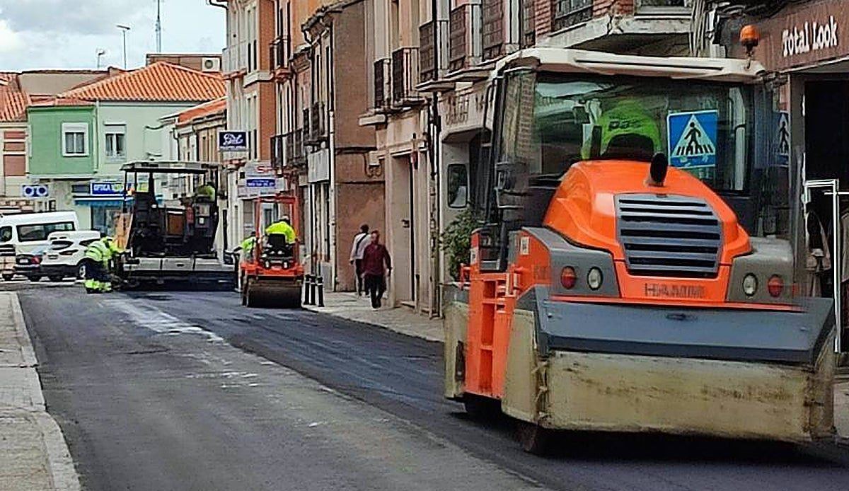 Ramos del Manzano estrena asfalto nuevo esta semana con cortes de tráfico y un desvío de autobús