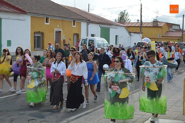 Tenebrón se viste de fiesta con un colorido desfile de disfraces que desafió a la lluvia en honor a San Ceferino