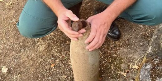 Un vecino de Fuentes de Béjar descubre en su patio un obús de la Guerra Civil de 155 milímetros