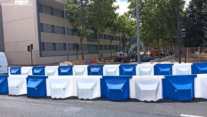 Las obras de agua en Puente Ladrillo colapsan el tráfico junto a Vialia hasta el jueves