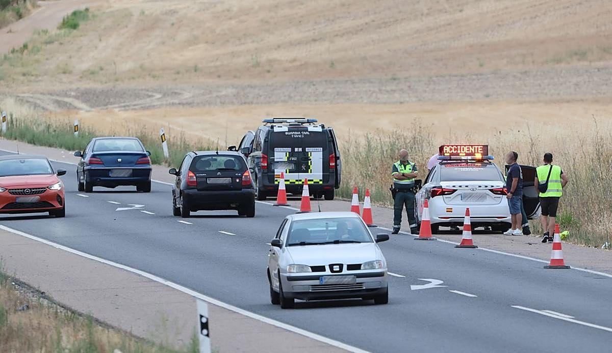 Trágico accidente en Villares de la Reina: un joven motorista pierde la vida al colisionar con un turismo en la N-620A