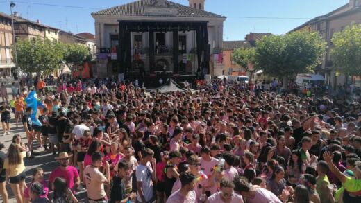 Aldeaseca de la Frontera arranca sus fiestas de la Asunción con un estallido de color hawaiano en su Plaza Mayor
