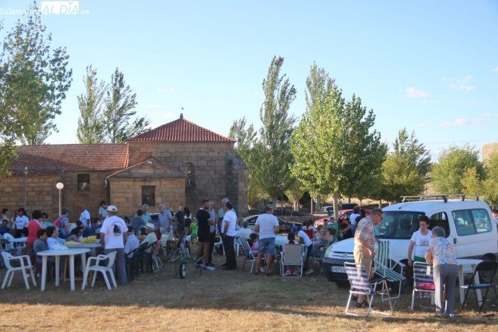 Casi 460 vecinos llenan las calles de Cerralbo en una gran parrillada que da el sabor más popular a sus fiestas