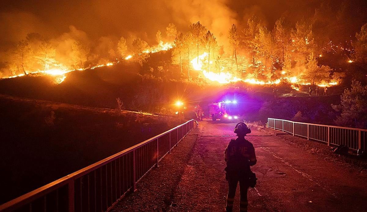 El incendio de Las Hurdes rozó Salamanca por un pico de 1.600 metros y obligó a valorar la evacuación de una pedanía