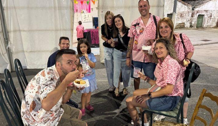 Más de mil personas se dan cita en Peñaranda para degustar patatas meneás con causa solidaria