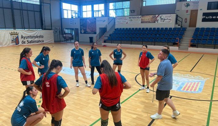 Las jugadoras del BM Ciudad de Salamanca vuelven a la pista con nuevo entrenador y renovadas ambiciones