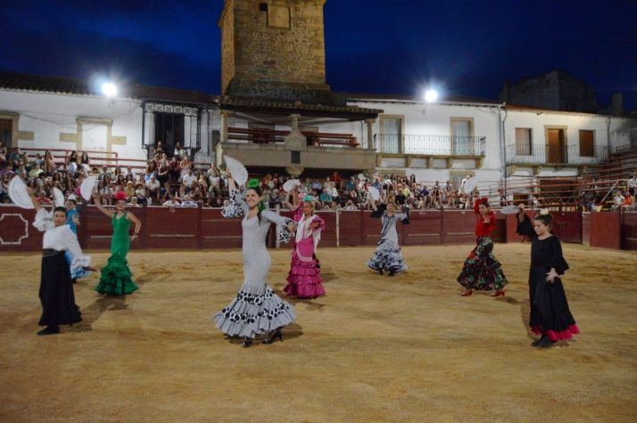 Lumbrales llena su plaza de toros y supera los 3.400 euros en su desfile benéfico contra el cáncer