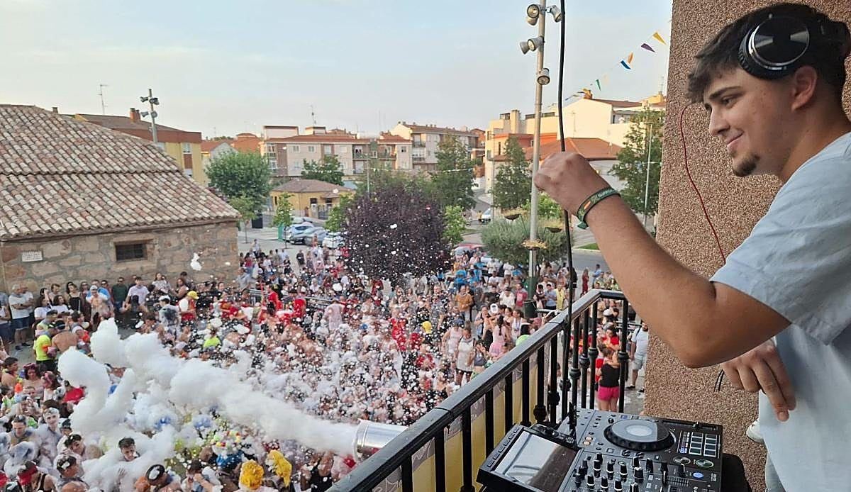 Espuma, pañoletas y orquesta: Carbajosa de la Sagrada se lanza de lleno a las fiestas de San Roque