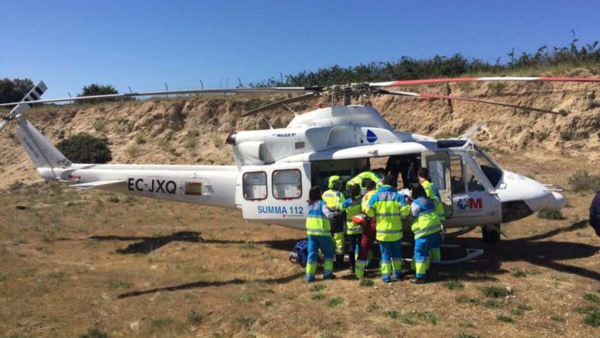 Un helicóptero rescata a un ciclista que cayó por un terraplén en el parque de Valcuevo de Villamayor