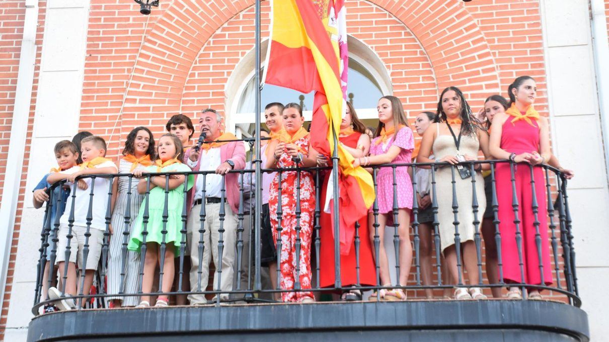 Cantalpino arranca sus fiestas de San Roque con un pregón lleno de emoción y memoria ante una plaza repleta de vecinos