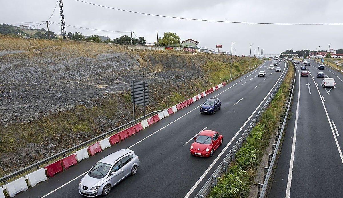 La autopista más transitada de Cantabria acumula casi una década de obras eternas, sobrecostes y atascos sin fin