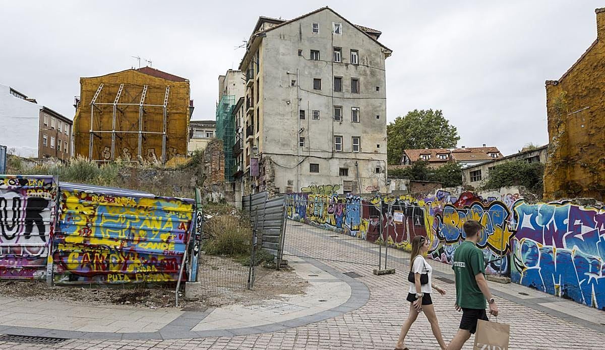 El amianto frena el derribo de tres edificios en ruina del barrio de El Cabildo en Santander
