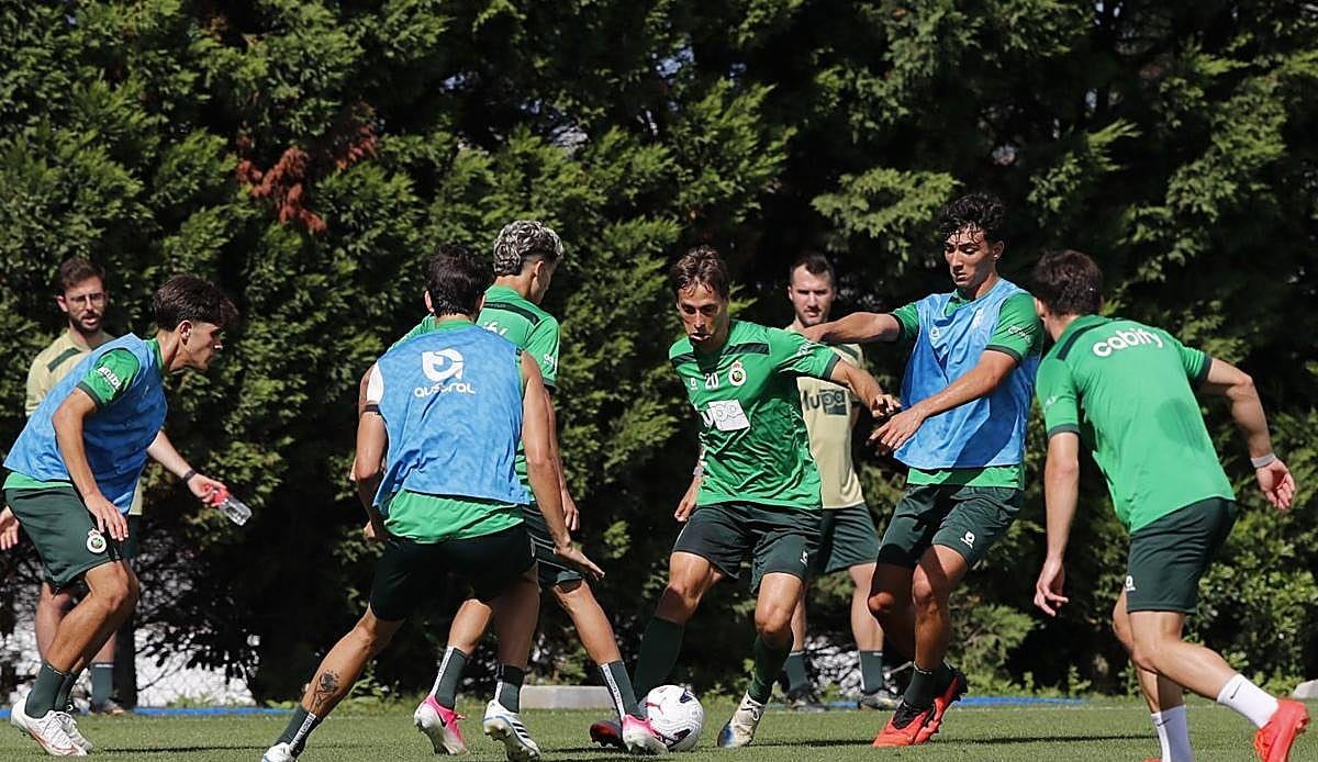 Racing y Elche se reencuentran en Primera 41 años después con la permanencia en juego
