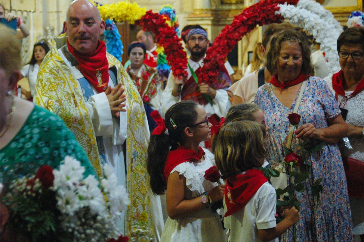 Ampuero regala el pañuelo rojo a los más pequeños para que las fiestas de la Virgen Niña empiecen desde la cuna