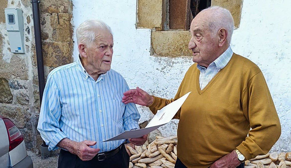 Dos cántabros de 95 y 96 años se reencuentran tras 75 años separados desde que coincidieron en la mili en Marruecos