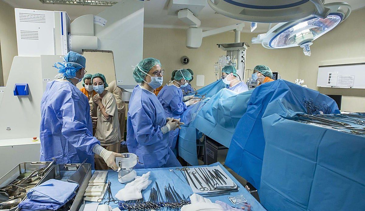 Los anestesistas de Valdecilla se plantan: sin más quirófanos por la tarde hasta que amplíen la Unidad de Reanimación