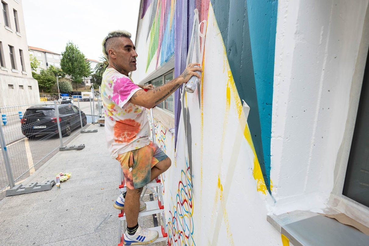 Okuda llena de color la fachada de urgencias pediátricas de Valdecilla para alegrar la llegada de los niños al hospital