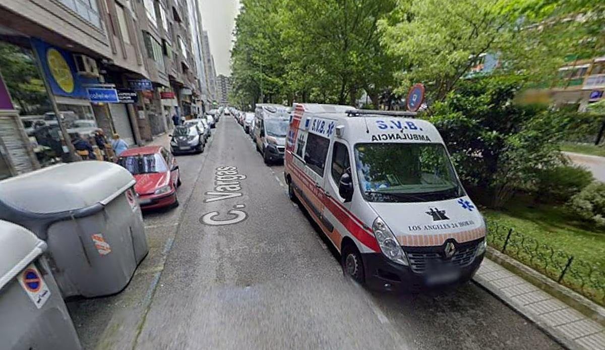 Un conductor de ambulancia ebrio y drogado arrolla a un motorista en Santander, huye y acaba detenido tras forcejear con la P