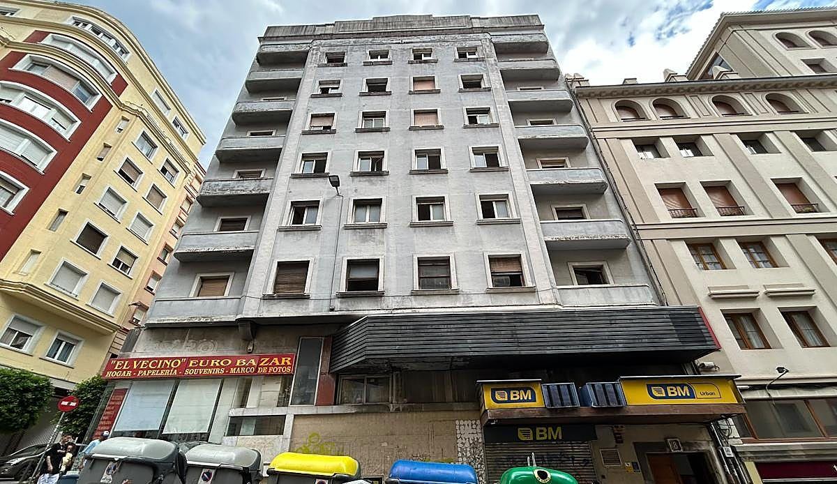 Desalojan un edificio del centro de Santander tras detectar graves problemas estructurales durante unas obras de reforma
