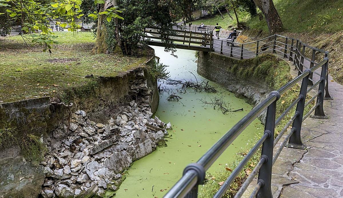 El estanque de Mataleñas cierra por obras: el Ayuntamiento lo vaciará para reparar el derrumbe de su isleta central