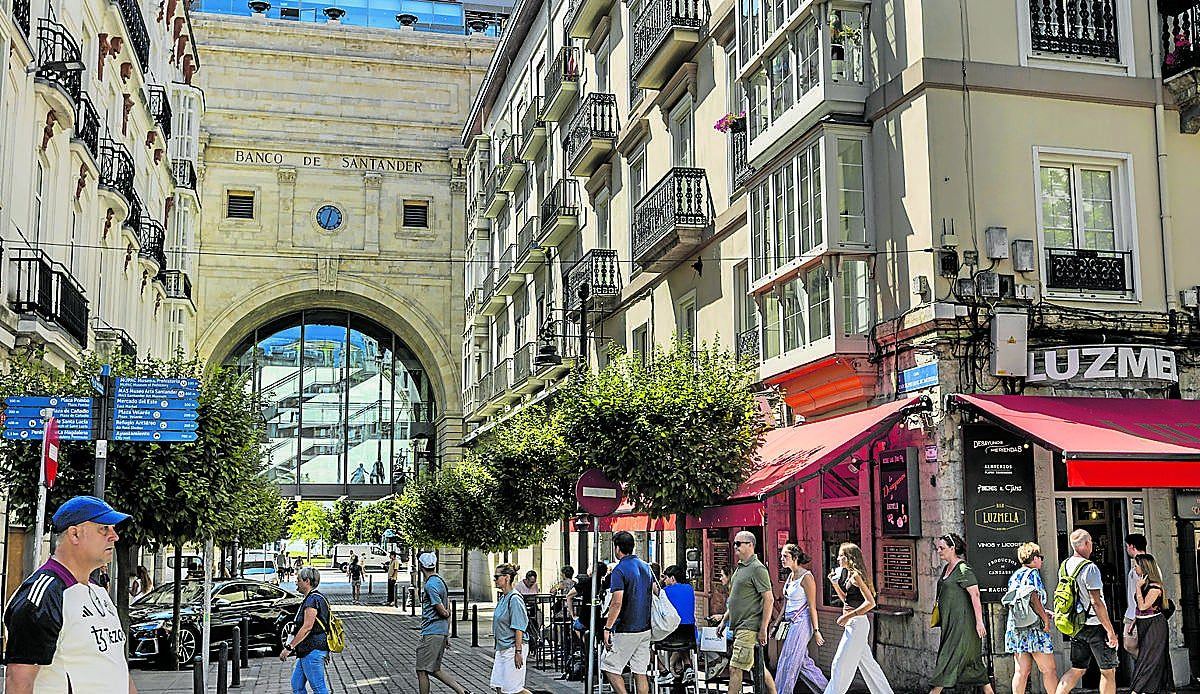 El arco de Faro Santander resucita la calle del Martillo: los negocios disparan sus ventas tras años de obras y vallas